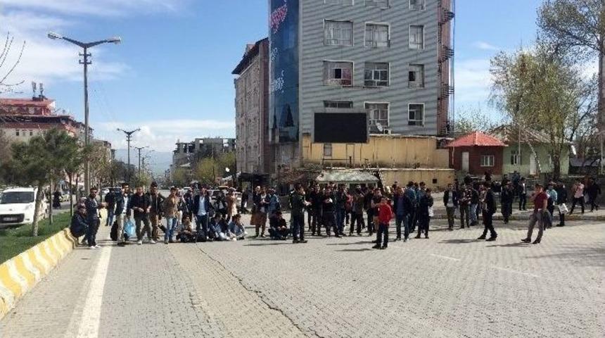 &Uuml;niversite &Ouml;ğrencilerinden Yol Kapatma Eylemi