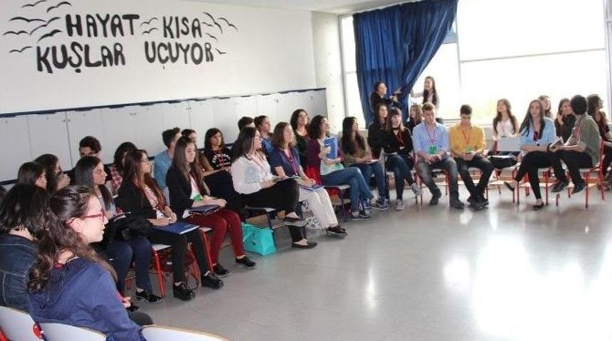 Liseli Gen&ccedil; Eleştirmenler Sempozyumu Başladı