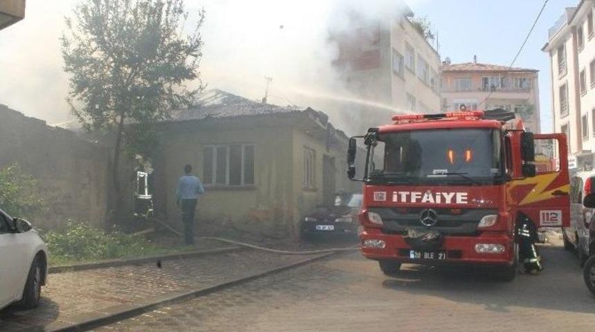 Denizli&rsquo;de Metruk Ev Alevlere Teslim Oldu