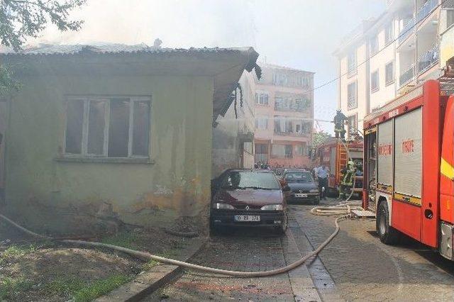 Denizli’de Metruk Ev Alevlere Teslim Oldu