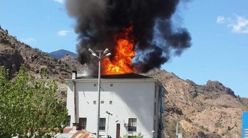 Yusufeli K&uuml;lt&uuml;r Evi&rsquo;nin &Ccedil;atısında Yangın &Ccedil;ıktı