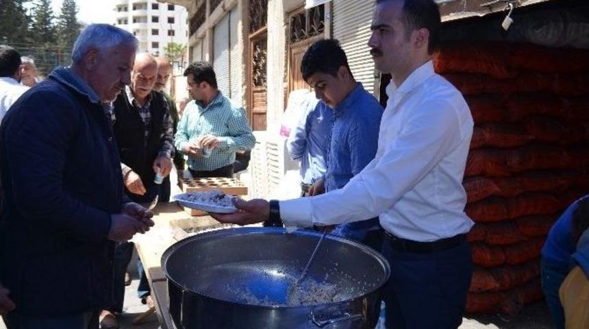 Cemaate Kutlu Doğum Pilavı Dağıtıldı