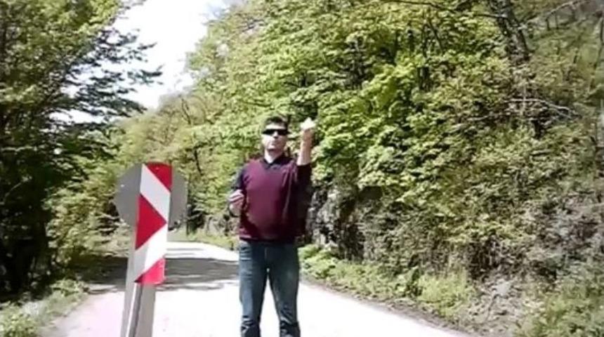 Kendisini Cep Telefonu İle Kaydedip Yapılmayan Yola Tepki G&ouml;sterdi