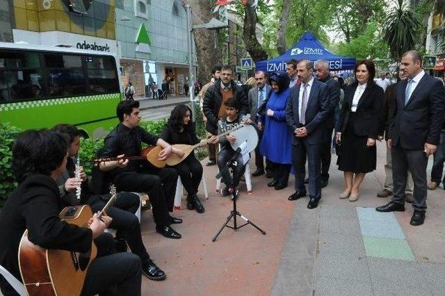 Yürüyüş Yolunda Dünya Sanat Günü Coşkusu