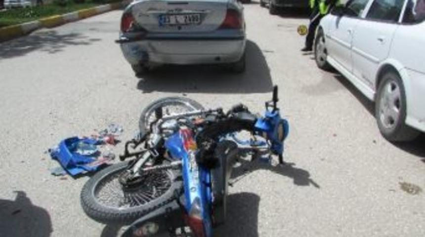 Plakasız Motosiklet Otomobile &Ccedil;arptı, 1 Yaralı