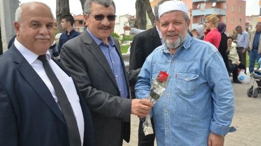 Altıeyl&uuml;l Belediyesi G&uuml;l Ve Hadis Dağıttı