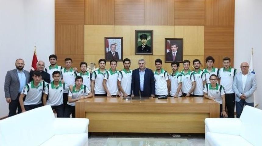 Başkan To&ccedil;oğlu U19&rsquo;a Katılacak Sakaryaspor Teknik Ekip Ve Sporcularını Ağırladı