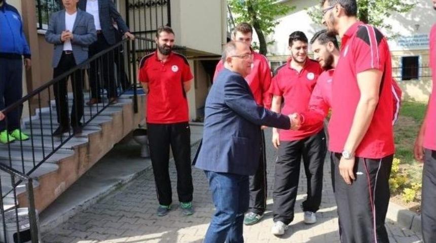 Salman, Dev Adamları Tebrik Etti