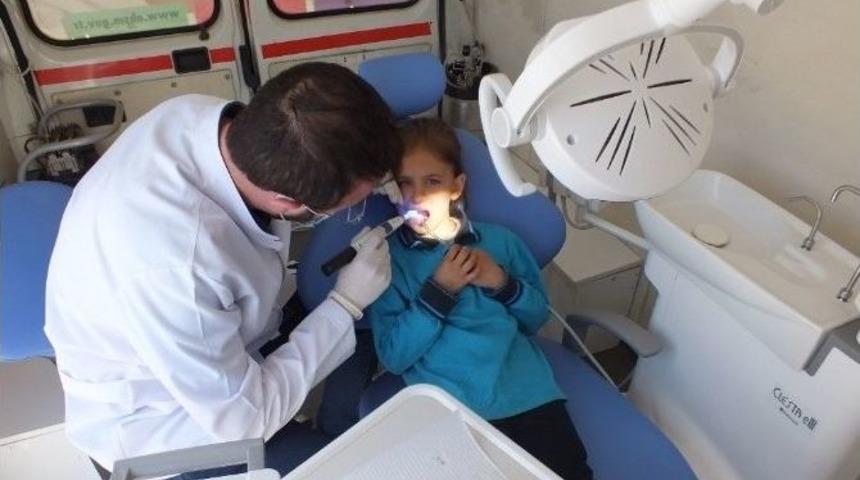 Mobil Diş Aracı İl&ccedil;e Ve K&ouml;ylerde Diş Taraması Yapıyor