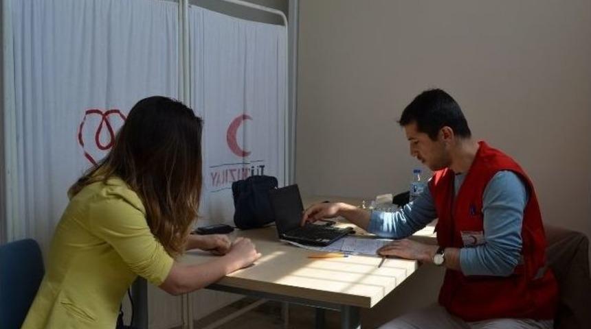 &Uuml;niversite &Ouml;ğrencileri Kızılay&rsquo;a Kan Bağışında Bulundu