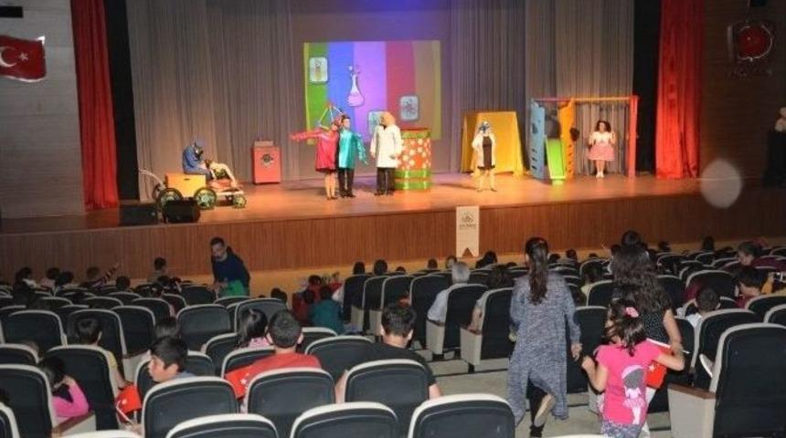 Minik &Ccedil;ocuklar Tiyatroyu &Ccedil;ok Sevdi