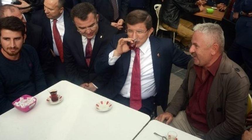 Başbakan Davutoğlu Küçük Çocukla Bilek Güreşi Yaptı