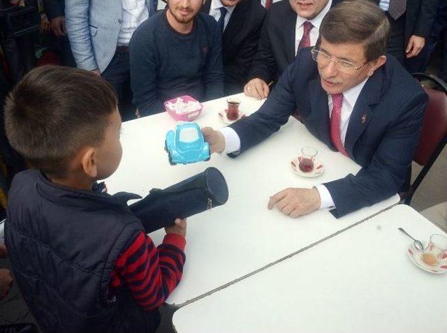 Başbakan Davutoğlu Küçük Çocukla Bilek Güreşi Yaptı