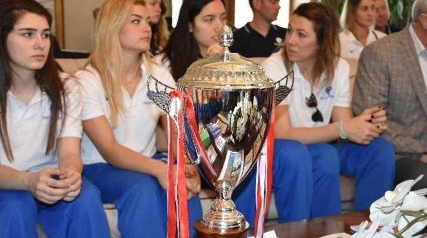 Seramiksanlı Voleybolculardan Vali Bektaş&rsquo;a Ziyaret