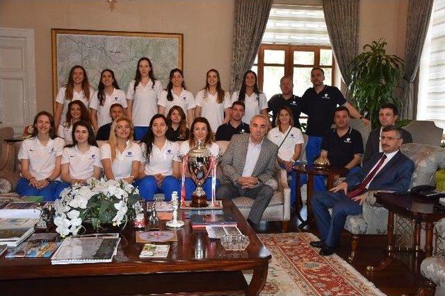 Seramiksanlı Voleybolculardan Vali Bektaş’a Ziyaret