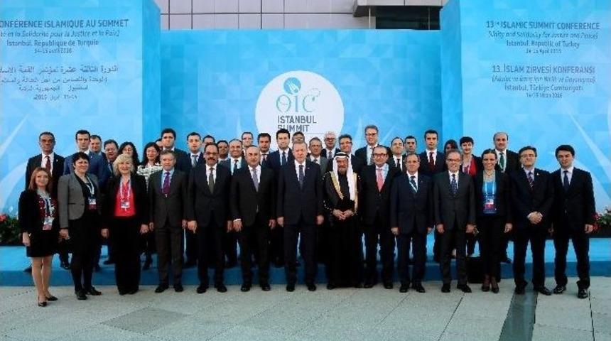 Cumhurbaşkanı Erdoğan Zirve Çalışanlarıyla Hatıra Fotoğrafı Çektirdi