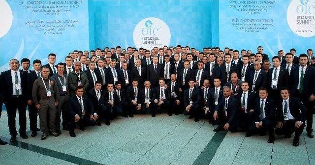 Cumhurbaşkanı Erdoğan Zirve Çalışanlarıyla Hatıra Fotoğrafı Çektirdi