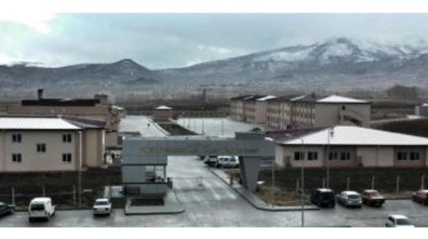 Amasya&rsquo;da Cezaevinin &Ccedil;atısı U&ccedil;tu, Yaralılar Var