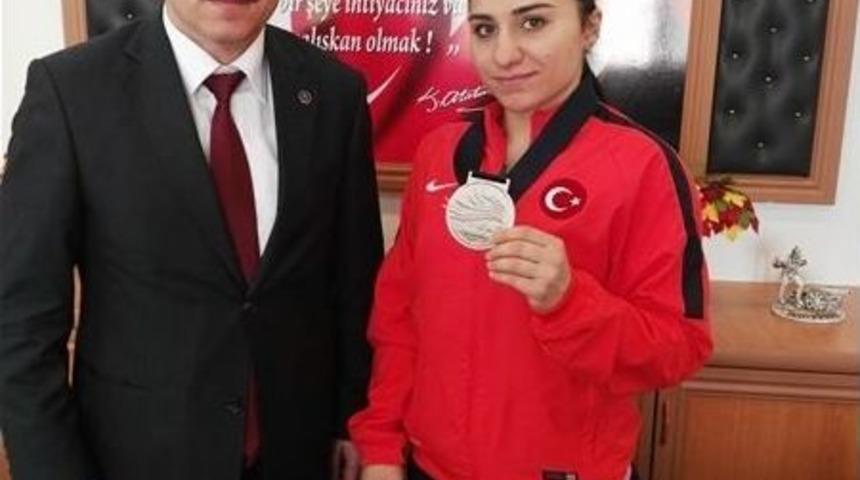 Milli Halterci Acart&uuml;rk: