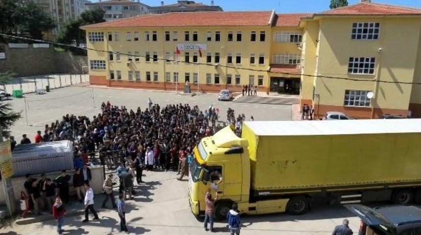 Liseli Gen&ccedil;lerden Bayırbucak T&uuml;rkmenlerine Yardım Tır&rsquo;ı
