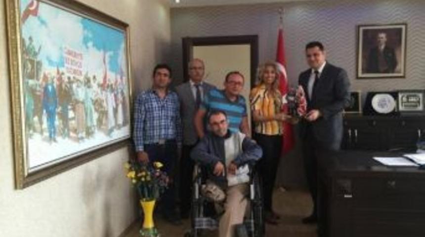 Engelli &Ouml;ğrencilerden Anlamlı Hediye