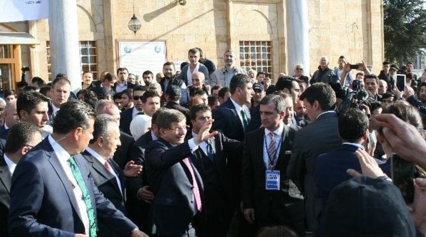 Başbakan Davutoğlu, Ak Parti D&uuml;zce İl Başkanlığı&rsquo;nı Ziyaret Etti