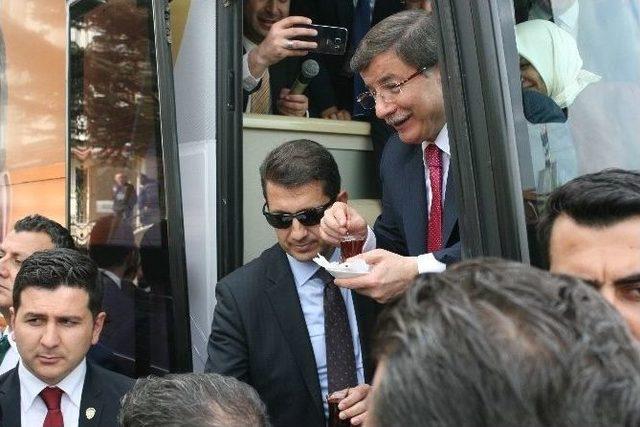 Başbakan Davutoğlu, Ak Parti Düzce İl Başkanlığı’nı Ziyaret Etti