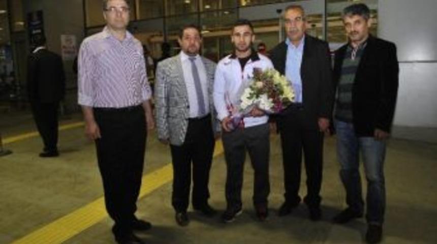 G&uuml;nyad, Şırnaklı Halter Şampiyonu Atak&rsquo;ı &Ouml;d&uuml;llendirdi