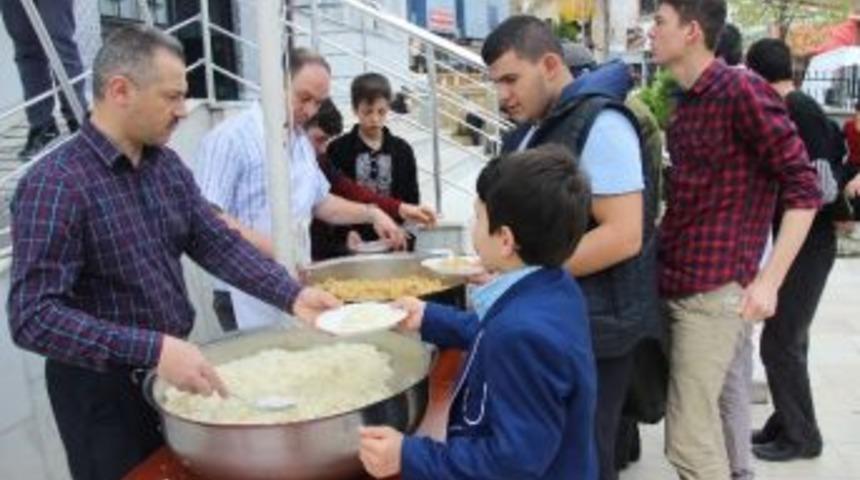 B&ouml;lge Yatılı Erkek Kur&rsquo;an Kursu Tarafından Halka Helva Ve Pilav Dağıtıldı