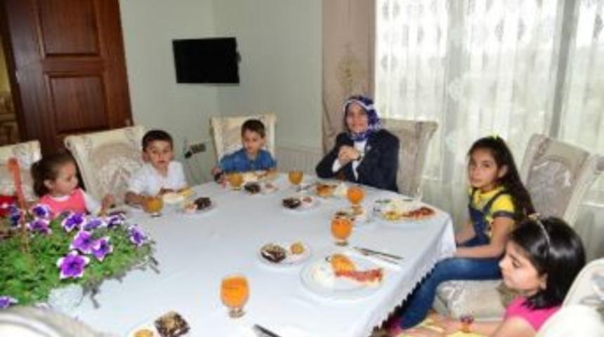 Vali Şent&uuml;rk&rsquo;&uuml;n Eşi Sevim Şent&uuml;rk, Kimsesiz &Ccedil;ocukları Evinde Ağırladı