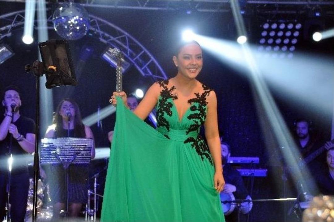 Ebru G&uuml;ndeş, Kuşadası&rsquo;nd6a Sahneye &Ccedil;ıktı