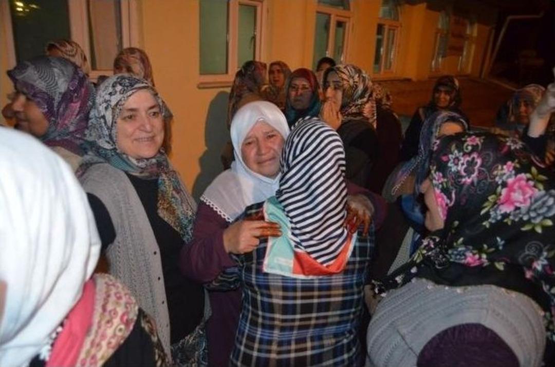 Selendi&rsquo;de Umre Yolcuları G&ouml;zyaşları İle Uğurlandı