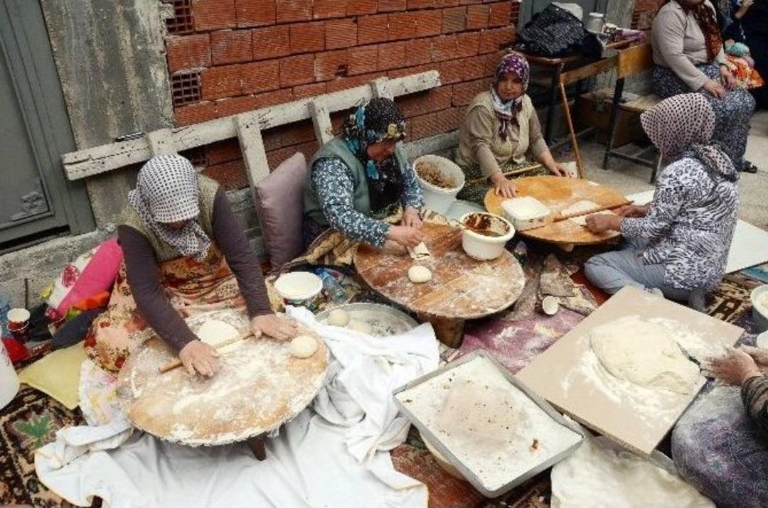 (&ouml;zel Haber) Ellerinin Hamuruyla Cami İnşaatına Destek Oluyorlar