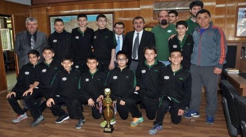 Şampiyon Takıma Milli Eğitimden &Ouml;d&uuml;l