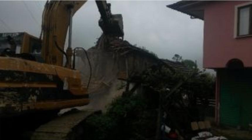 İzmit&rsquo;te Hasarlı Binalar Yıkılıyor