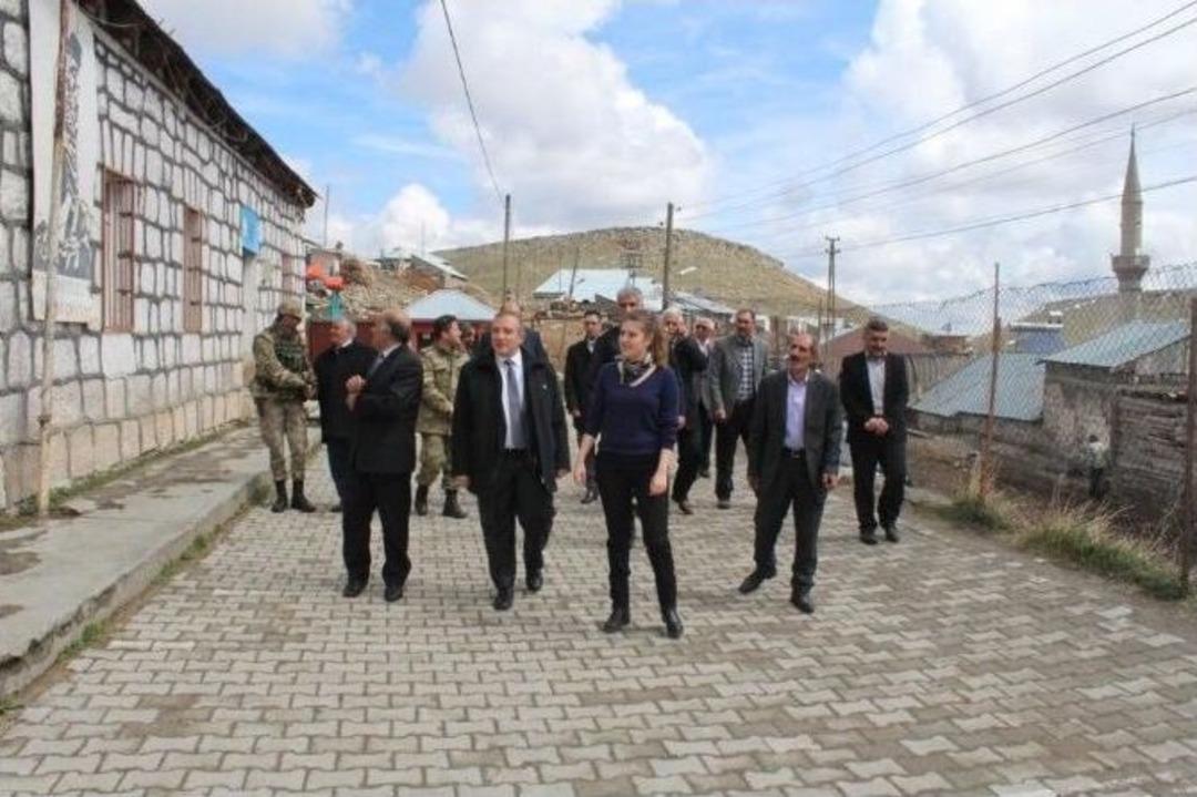 Kaymakam Ayağına &Ccedil;izmeyi Takıp K&ouml;yleri Dolaşıyor