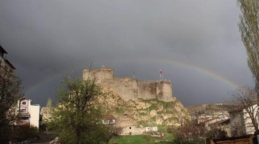 Oltu Kalesi Gökkuşağı Tacını Giydi