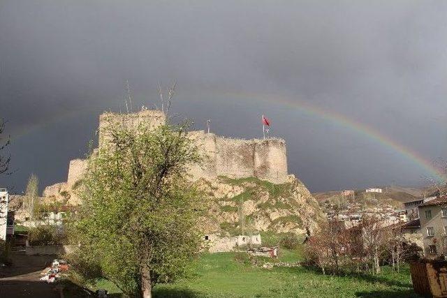 Oltu Kalesi Gökkuşağı Tacını Giydi