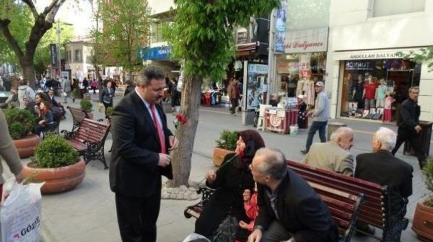 Kutlu Doğum Haftası Münasebetiyle Gül Dağıtımı Gerçekleştirildi