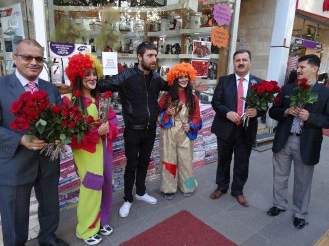 Kutlu Doğum Haftası Münasebetiyle Gül Dağıtımı Gerçekleştirildi