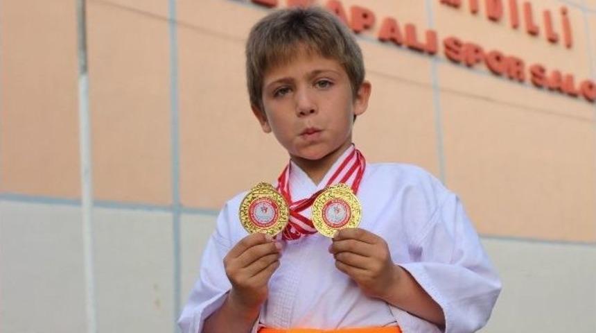7 Yaşında İki Altın Madalya Sahibi Oldu