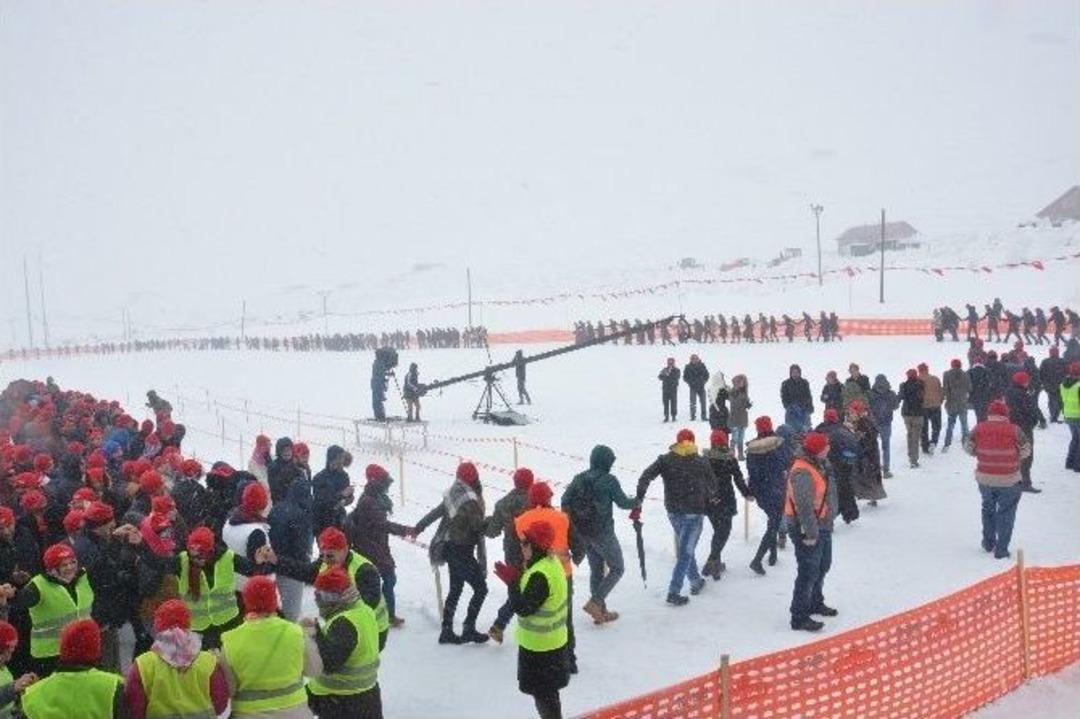 Ovit&rsquo;ten Kar Altında D&uuml;nyaya Barış Mesajı Verdiler