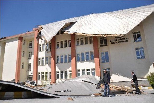 Fırtına Çatıları Uçurdu, Araçları Hurdaya Çevirdi