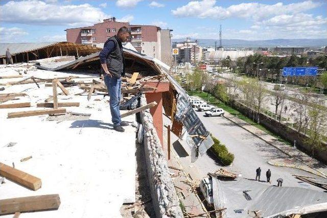 Fırtına Çatıları Uçurdu, Araçları Hurdaya Çevirdi