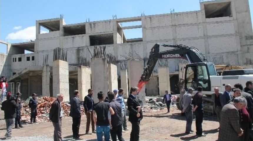 Şehirde Sorun Haline Gelen Binanın Yıkımı Törenle Yapıldı