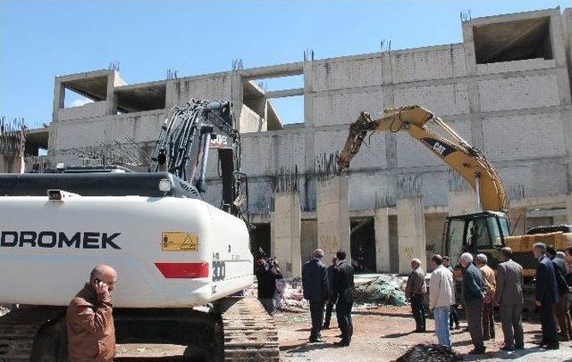 Şehirde Sorun Haline Gelen Binanın Yıkımı Törenle Yapıldı