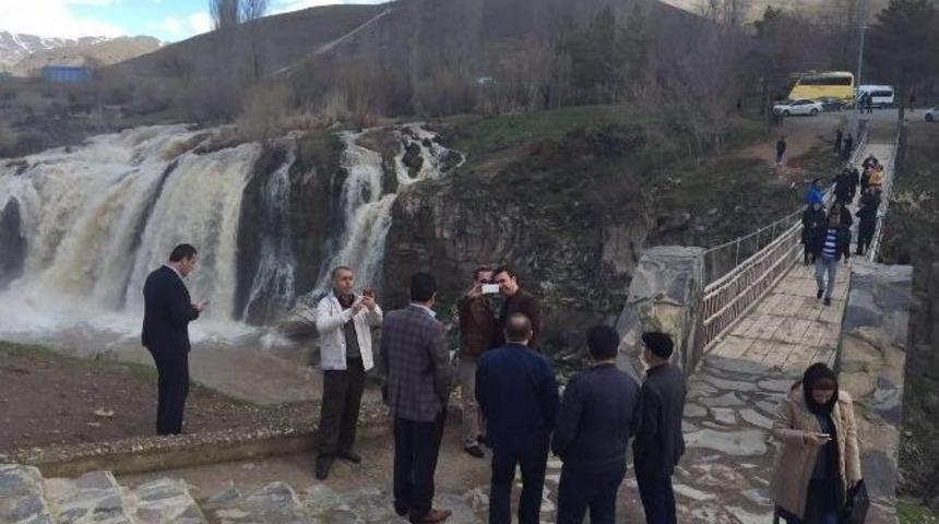 Muradiye Şelalesi Coştu