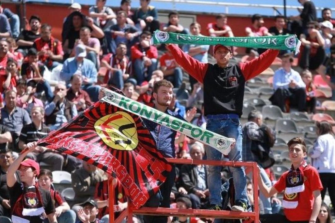 Eskişehirspor - Konyaspor Trib&uuml;nlerinden Renkli G&ouml;r&uuml;nt&uuml;ler