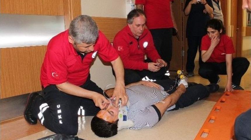 Hastanede Ger&ccedil;eği Aratmayan Deprem Tatbikatı
