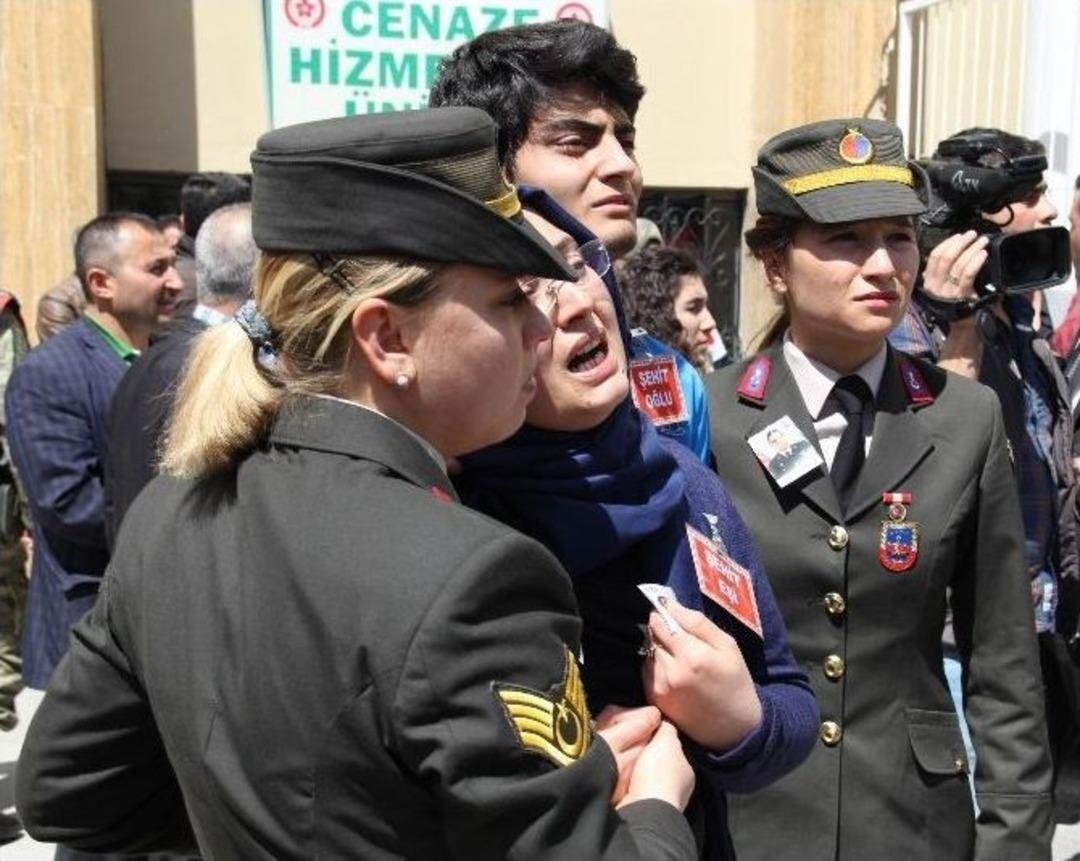 Şehit Uzman Jandarma &Ccedil;avuşun Eşinin Feryatları Y&uuml;rekleri Dağladı